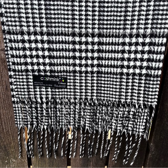V FRAAS Cashmink Black & White Houndstooth Fringed Scarf - Picture 10 of 12
